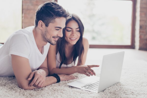 young couple watching netflix on laptop vpn services